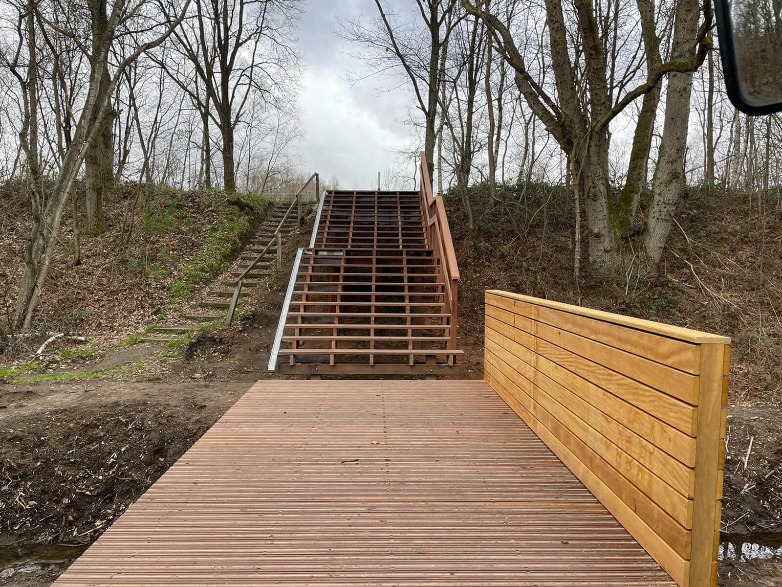 Houten trappen en ponton Laambroekvijver