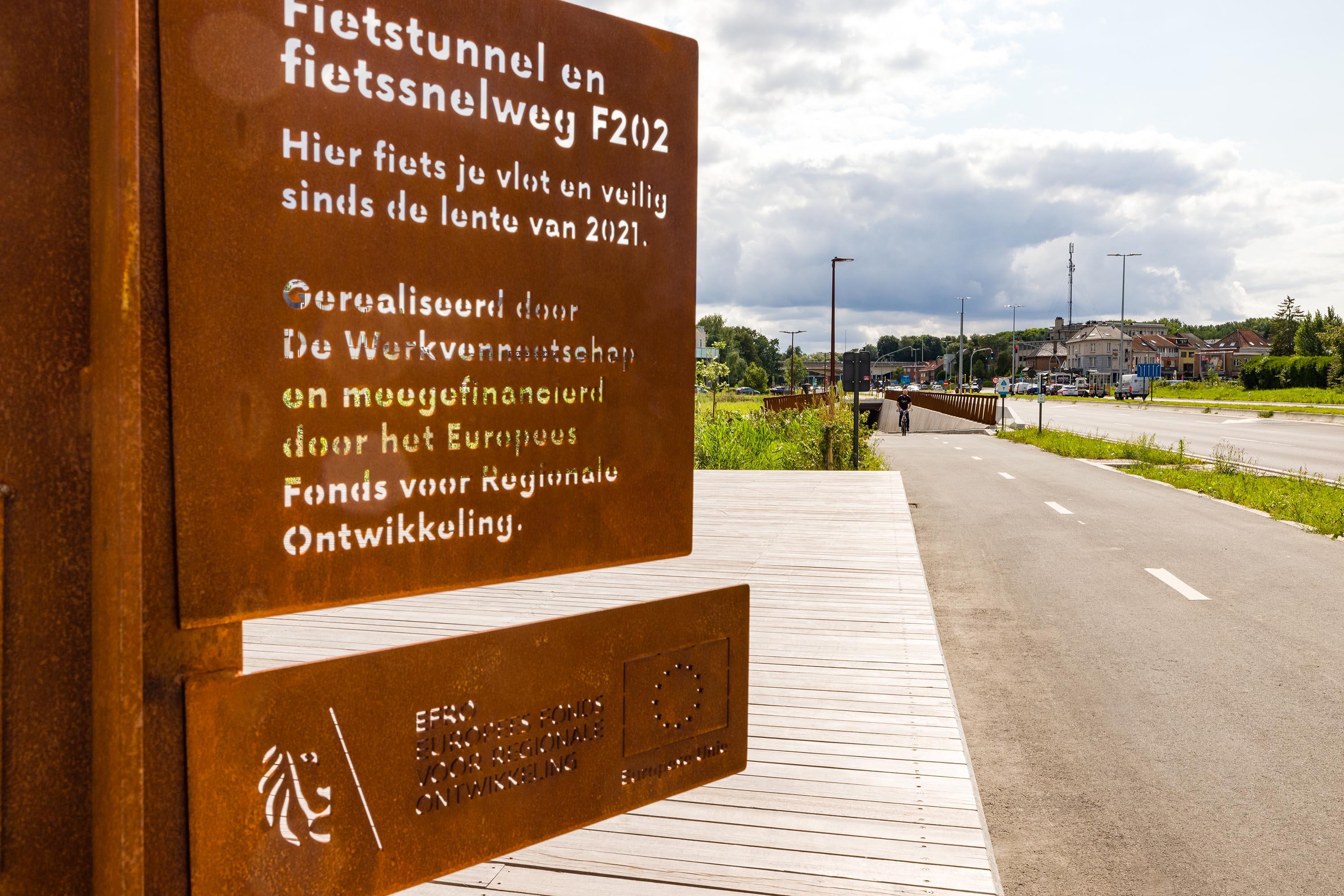 metalen plakkaat met info over de Houten fietstunnel in Kraainem